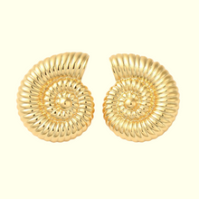 Cargar imagen en el visor de la galería, Shell studs
