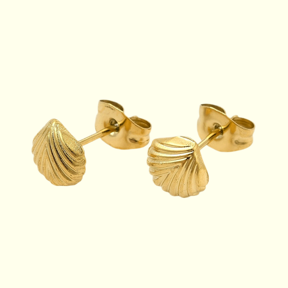 Clamshell studs