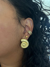 Cargar imagen en el visor de la galería, Shell studs
