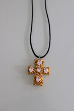 Cargar imagen en el visor de la galería, Begi cross necklace
