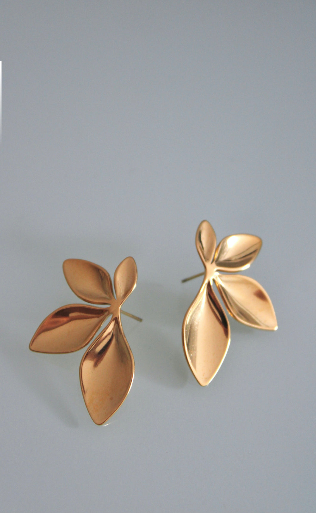 Flower stud earrings