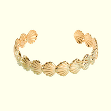 Cargar imagen en el visor de la galería, Golden seashell cuff
