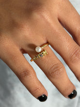 Cargar imagen en el visor de la galería, Sortija “Mom” Ajustable con Perla en Acero Dorado
